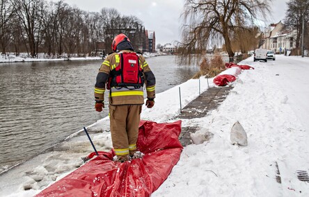 Stan alarmowy na rzece Elbląg. Bulwar i ulica Panieńska zamknięte  (tekst aktualizowany) 