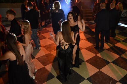 \"Studniówka niepowtarzalna jak każdy z was\"