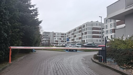 Buble nie dają spokoju mieszkańcom osiedla, deweloper milczy