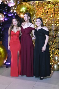 \"Między młodzieńczą beztroską a dojrzałością\". Studniówka II LO