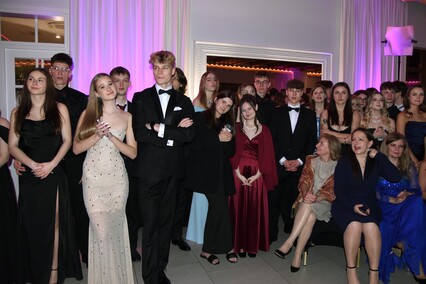 \"Między młodzieńczą beztroską a dojrzałością\". Studniówka II LO