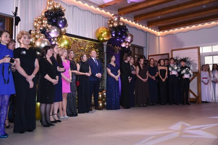 \"Między młodzieńczą beztroską a dojrzałością\". Studniówka II LO