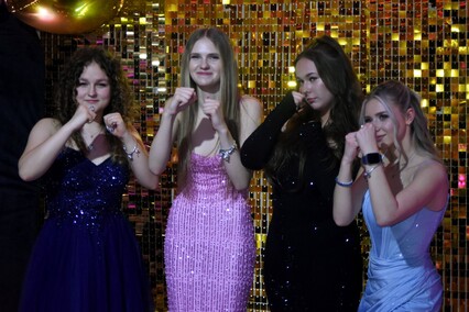 \"Między młodzieńczą beztroską a dojrzałością\". Studniówka II LO