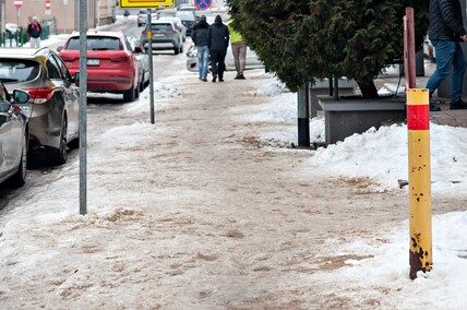 Chodniki skute lodem. Gdzie zgłaszać problem?