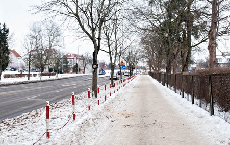 Chodniki skute lodem. Gdzie zgłaszać problem?