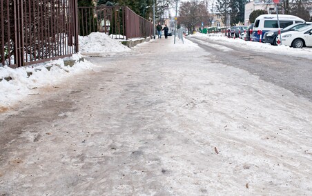 Chodniki skute lodem. Gdzie zgłaszać problem?