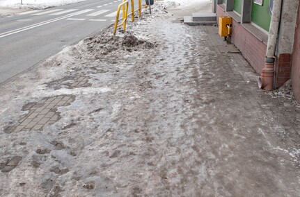 Chodniki skute lodem. Gdzie zgłaszać problem?