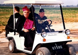 Andrzej Śliwiński był pierwszym biskupem elbląskim po erygowaniu diecezji elbląskiej. Jan Paweł II powierzył mu to stanowisko 25 marca 1992 r. Pełnił tę funkcję do 2 sierpnia 2003 r., kiedy to papież przyjął jego rezygnację. Za kierownicą ppłk Zbigniew Ruciński, dowódca 14 batalionu budowy lotnisk w Elblągu w latach 1987-2002.  Żołnierze tej jednostki budowali ołtarz.  I Melex - elektryczny samochód polskiej produkcji.