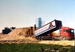 Halex był jedną z tych firm, która w latach 90. odgrywała bardzo dużą rolę w elbląskiej gospodarce. Roman Niemyjski firmę zarejestrował w 1993 r. Spółka importowała rosyjski węgiel do Polski. W elbląskim porcie przeładowywano nawet 700 tysięcy ton węgla rocznie,  W okresie największej świetności Halex zatrudniał 570 osób, sponsorował m. in pięściarzy elbląskiego Startu, którzy w tym czasie zdobyli drużynowe Mistrzostwo Polski. W 2000 roku Halex ogłosił upadłość, do której przyczyniła się decyzja ówczesnego ministra gospodarki o wprowadzeniu kontyngentu na import węgla z Rosji.