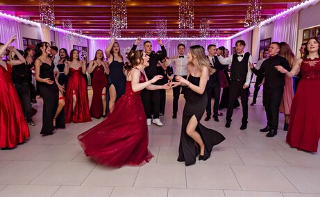 \"Jest energia na dobrą imprezę!\" Studniówka ZSEiO