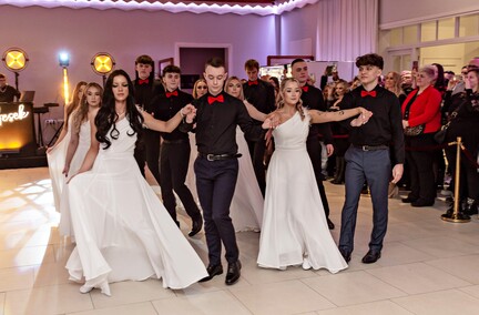 \"Jest energia na dobrą imprezę!\" Studniówka ZSEiO