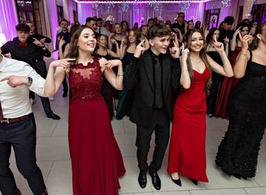 \"Jest energia na dobrą imprezę!\" Studniówka ZSEiO