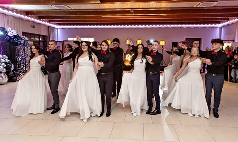 \"Jest energia na dobrą imprezę!\" Studniówka ZSEiO