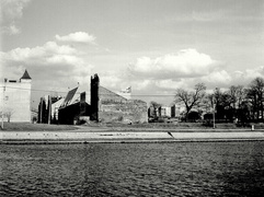 Wjazd do ulicy Wigilijnej, w oddali widać budynek Biblioteki Elbląskiej. Nazwę ul. św. Ducha fragment ul. Wigilijnej od rzeki do ul. Stary Rynek otrzymał w 1990 r.