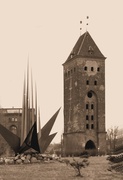 Obok Bramy Targowej forma przestrzenna Juliana Boss-Gosławskiego, wykonana podczas.  I Biennale Form Przestrzennych w 1965 roku.  Obecnie znajduje się na skrzyżowaniu Trasy Unii Europejskiej i ul. Nowodworskiej.