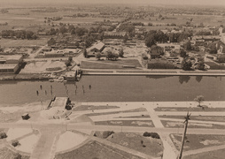 Widok z wieży kościoła pw. św. Mikołaja na rzekę.