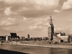 Elbląskie "Dwie wieże". Na pierwszym planie wieża kościoła pw. św. Mikołaja, na drugim Brama Targowa.