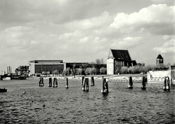 Wspomniane wcześniej pale i przyczółek po Moście Wysokim. Most zostanie odbudowany w latach 80., jako kładka dla pieszych.