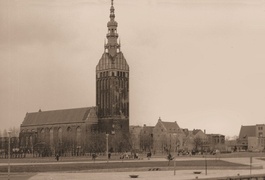 Brzeg rzeki był jednym z ulubionych miejsc spacerów.  Odbudowa Starego Miasta rozpoczęła się od okolic kościoła.