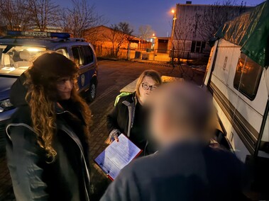 Po zmroku jeździli po mieście, licząc i pomagając bezdomnym