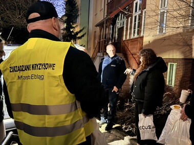 Po zmroku jeździli po mieście, licząc i pomagając bezdomnym