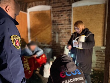 Po zmroku jeździli po mieście, licząc i pomagając bezdomnym