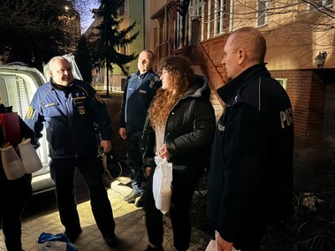 Po zmroku jeździli po mieście, licząc i pomagając bezdomnym