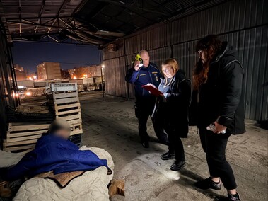 Po zmroku jeździli po mieście, licząc i pomagając bezdomnym