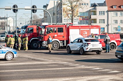 Zderzyli się z wozem strażackim. Utrudnienia na skrzyżowaniu  (aktualizacja) 