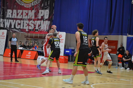 Elbasket wygrywa z liderem