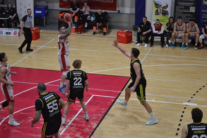 Elbasket wygrywa z liderem