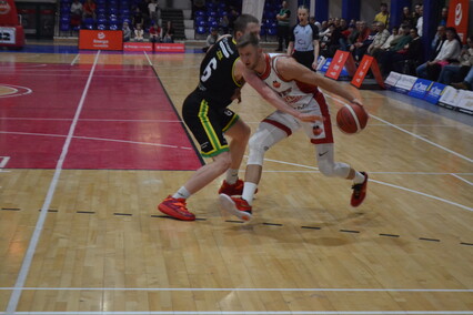 Elbasket wygrywa z liderem