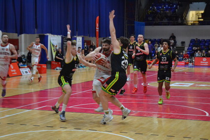 Elbasket wygrywa z liderem