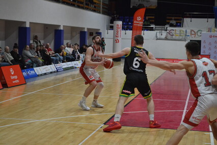 Elbasket wygrywa z liderem