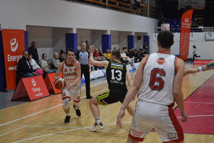Elbasket wygrywa z liderem
