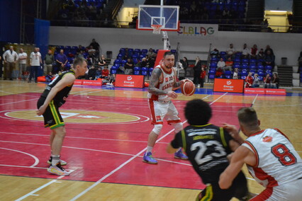 Elbasket wygrywa z liderem