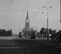 Widok na pl. Słowiański z ul. 1 Maja. W tle kościół pw. św. Mikołaja.
