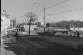Przejście przez tory tramwajowe na ul. Parkowej (dziś ul. 3 Maja). Na drugim tle pawilony handlowe, który już nie ma.