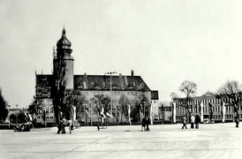Z lewej Urząd Miejski, z prawej Szkoła Muzyczna. Fotograf stoi na Placu Jedności Narodowej zwyczajowo nazywanym Placem Czerwonym (od mączki ceglanej, którą początkowo był wyłożony)