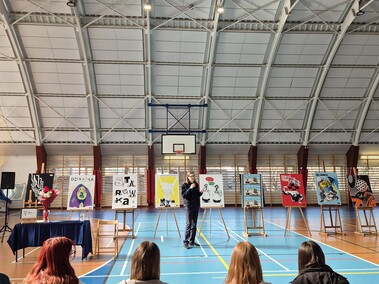 Elbląg zapisany w plakacie - wyjątkowy wernisaż Janusza Kozaka w III LO