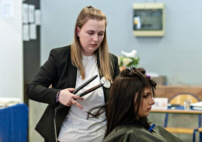 Naprawić samochód i uczesać modelkę