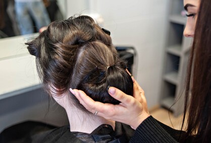 Naprawić samochód i uczesać modelkę