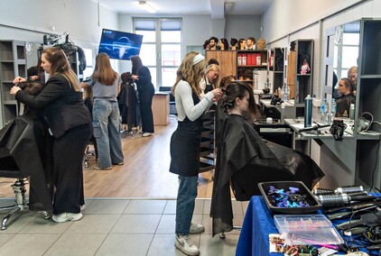 Naprawić samochód i uczesać modelkę