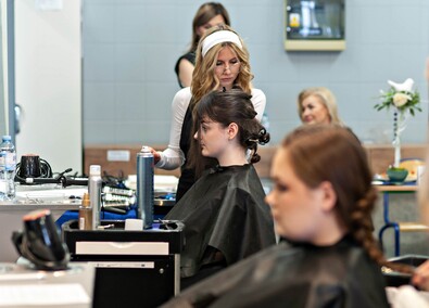 Naprawić samochód i uczesać modelkę