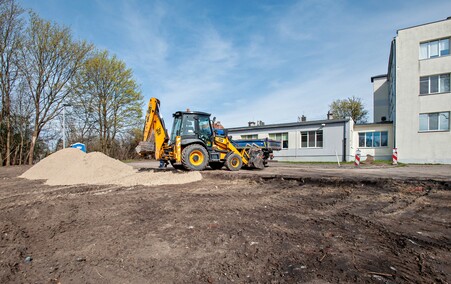 Przebudowują parking przy Bema