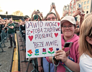 Dawid Kwiatkowski zaśpiewał przed katedrą