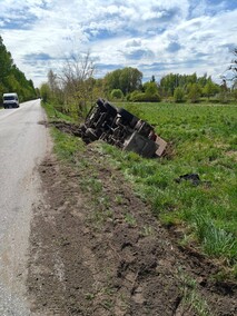 Dźwig wpadł do rowu, utrudnienia na Mazurskiej