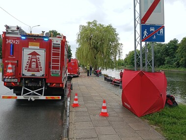 Wózek inwalidzki na brzegu, strażacy przeszukiwali rzekę 