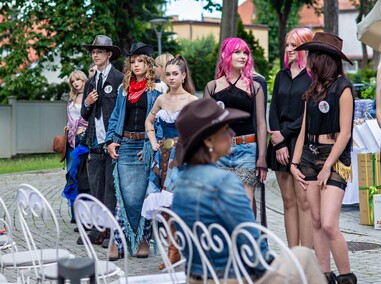 Kreatywnie i ekologicznie. Uczniowie zaprezentowali modę z odzysku