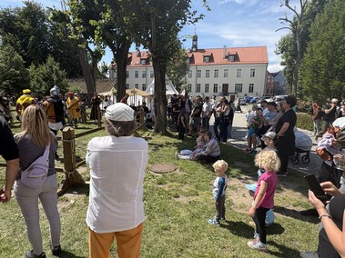Mieczem w rywala, łukiem do celu